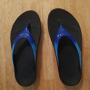 Oofos Oolala Luxe sandal